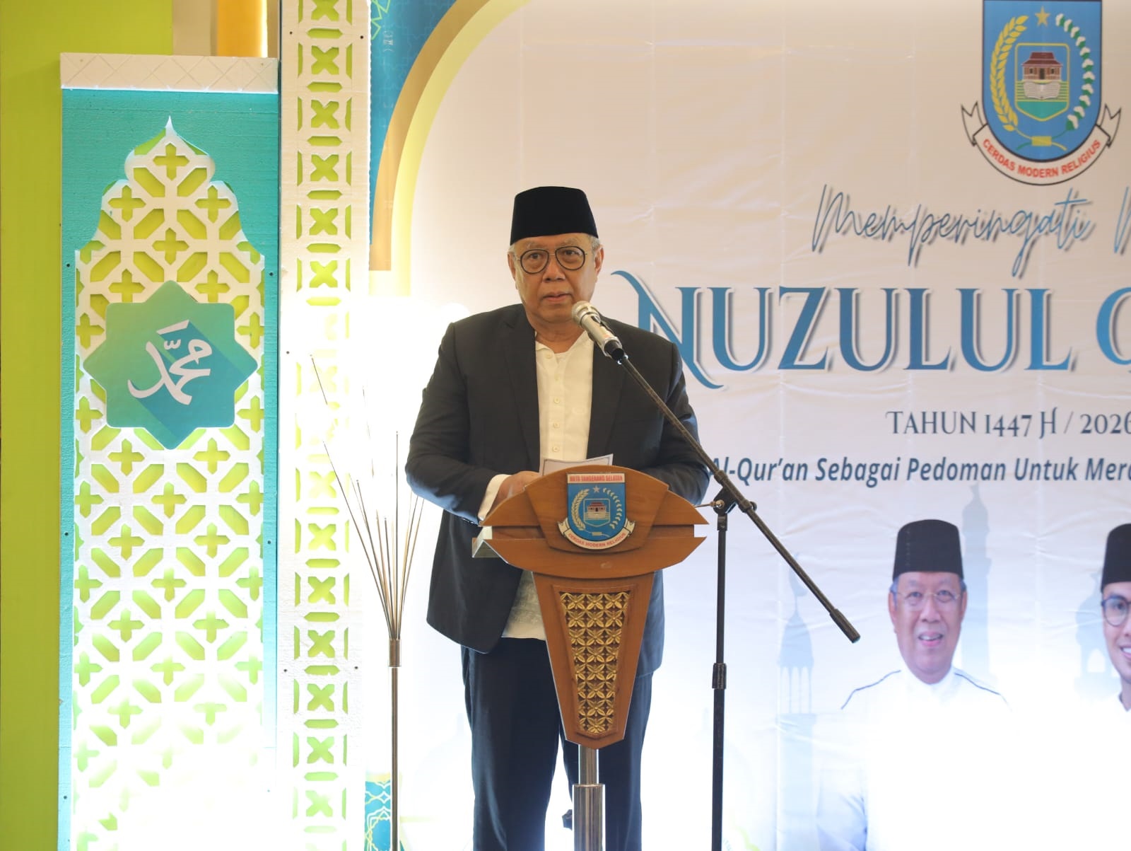 QURAN. Peringatan Nuzulul Qur?an di Masjid Islamic Center, Serpong, Selasa (10/3).