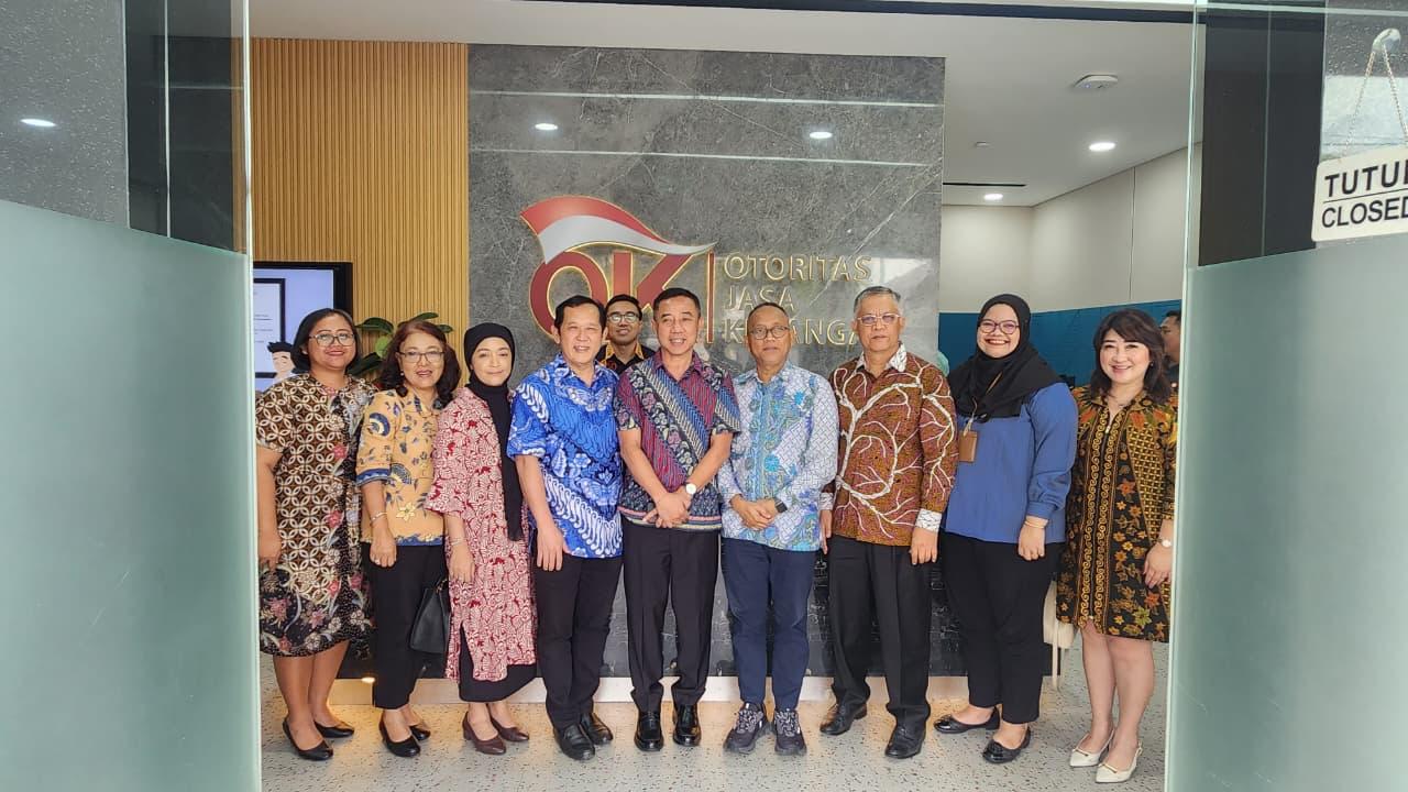 Manajemen BPR Lestari Group usai merger enam entitas ke PT BPR Lestari Banten di OJK. (Dok. BPR Lestari Banten)