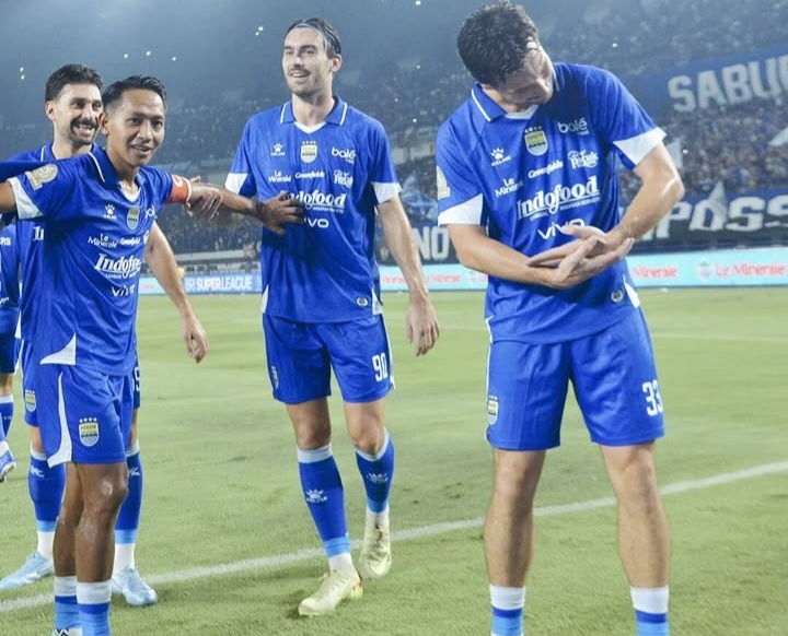 Selebrasi skuad Persib usai cukur Persik 3-0. Foto : Ist