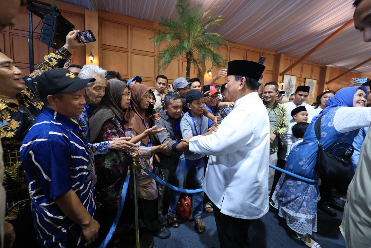 Presiden Prabowo saat menyalsmi warga yang datang ke Istana untuk Lebaran. Foto : Bakom RI