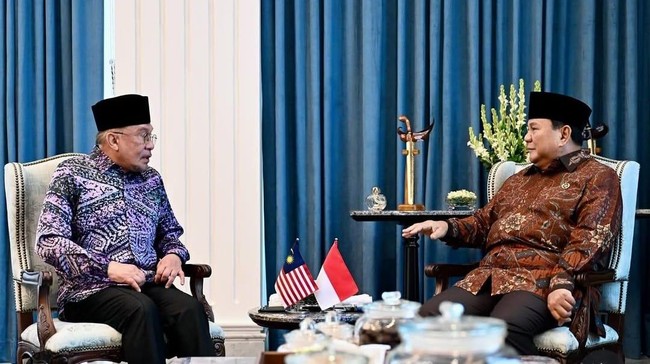 Presiden Prabowo bersama PM Malaysia Anwar Ibrahim saat binvang santai di Istana. Foto : Ist