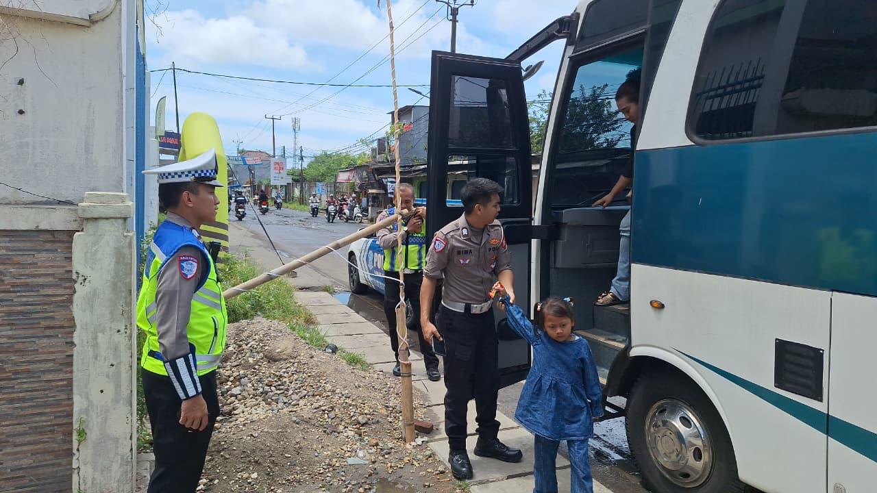 Satuan Lalu Lintas (Satlantas) Polres Tangsel menunjukkan kepedulian terhadap masyarakat dengan mengantarkan korban kecelakaan lalu lintas hingga ke rumah masing-masing.