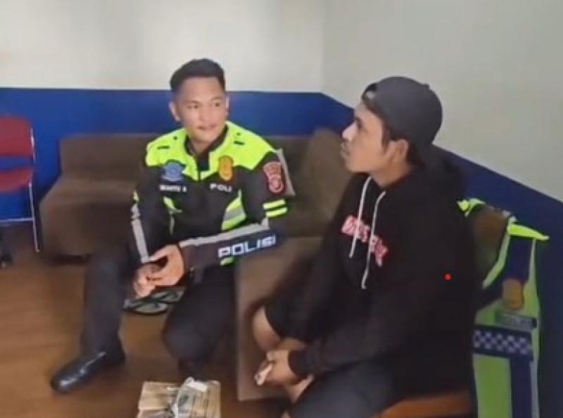 Polisi sedang bantu pemudik yag alami kendala kehabisan uang saat akan mudik.