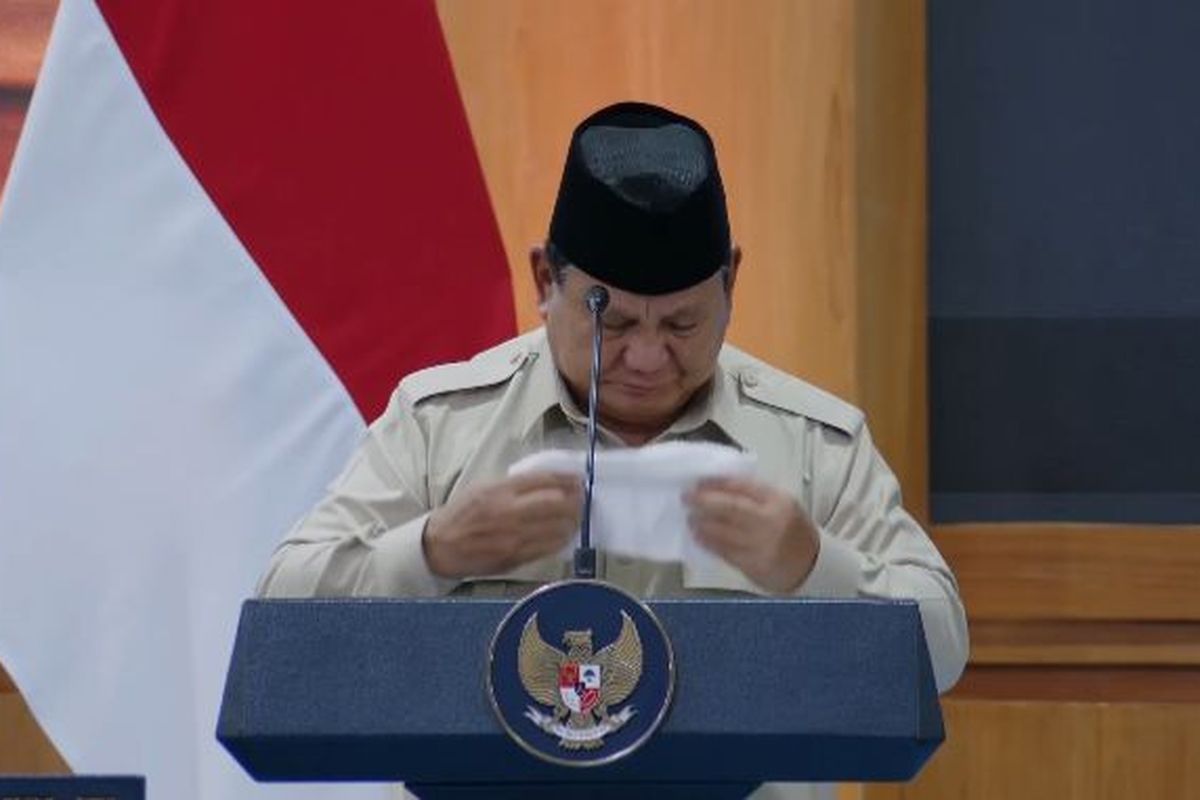 Presiden Prabowo terhenti sejenak saat menyampaikan samburan di acara bantusn untuk Palestina. Foto : Ist