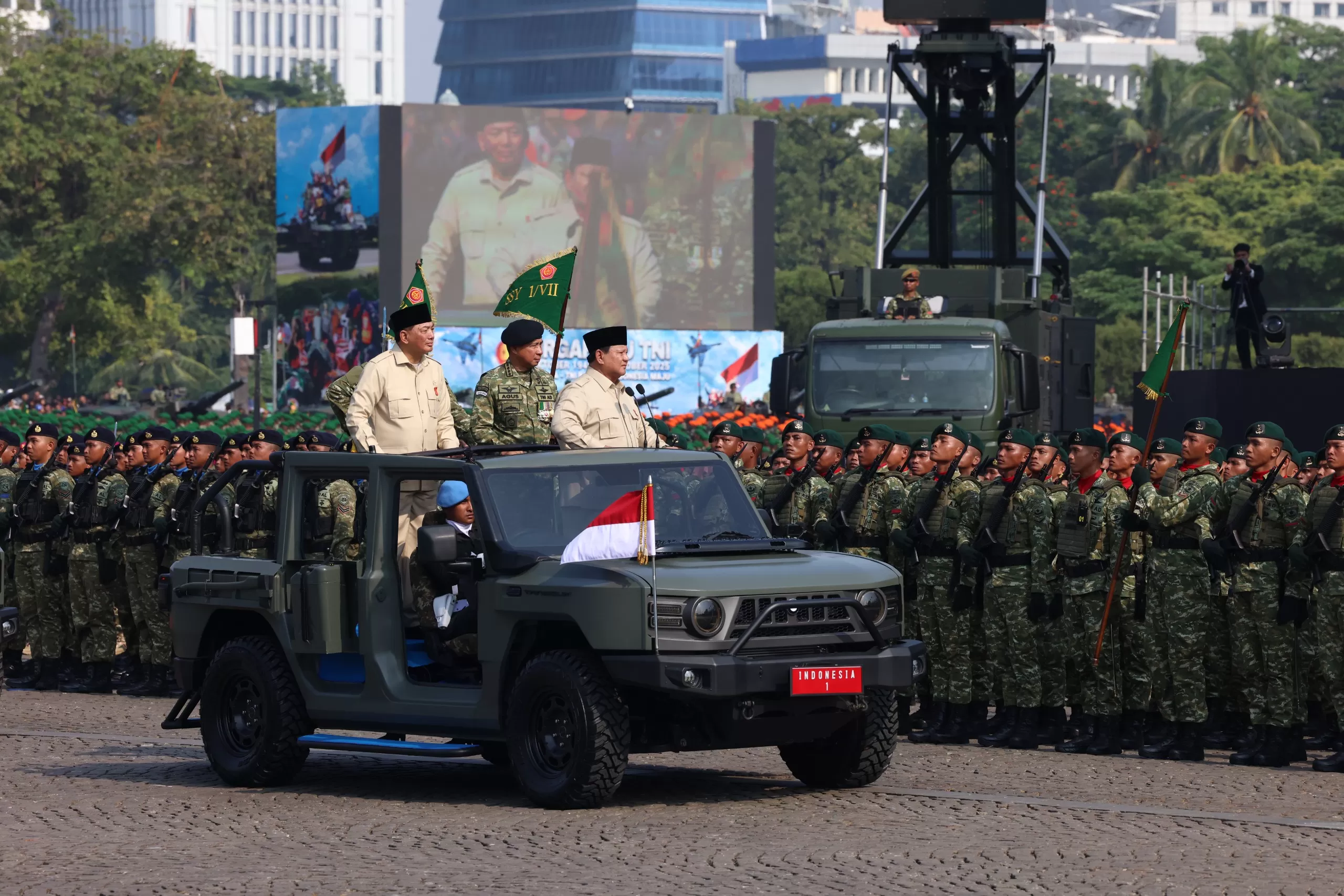 Presiden Prabowo memeriksa pasukan dalan rangka HUT TNI di Monas. Foto : Ist