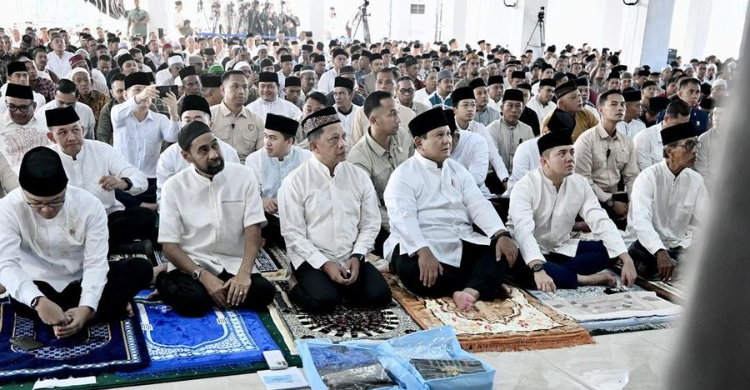 Presiden Prabowo Subianto (keempat dari kiri) didampingi oleh Gubernur Aceh Muzakir Manaf (kedua dari kiri) Menteri Dalam Negeri Tito Karnavian (ketiga dari kkiri) dan Seskab Teddy (kedua dari kanan) saat melaksanakan salat Id. Foto : Sekneg
