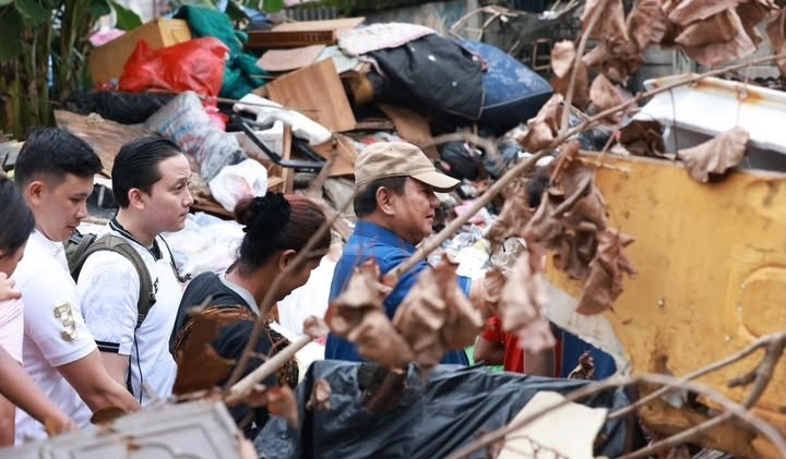 Presiden Prabowo (baju biru) saat menelusuti bantaran rel Pasar Senin pada Kamis (27/3/2026). Foto : Ist