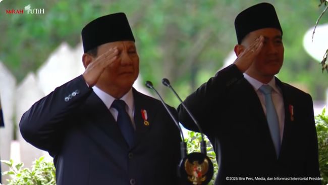 Presiden Prabowo saat memimpin upacara pemakaman mantan Wakil Presiden ke-6 RI, Try Sutrisno, di Taman Makam Pahlawan. Foto : Ist