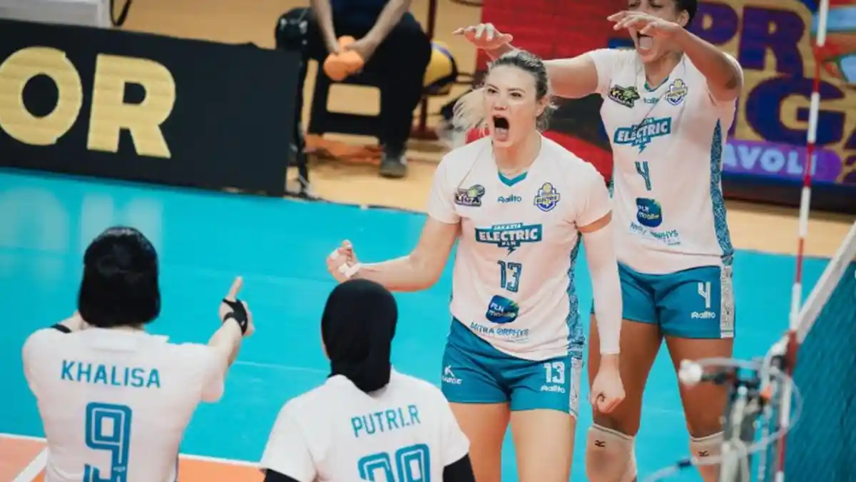 Selebrasi Tim putri Jakarta Electric PLN usai kalahkan Jakarta Livin Mandiri 3-0. Foto : Ist