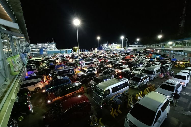 Suasana Pelabuhan Merak pada Senin (23/3/2026) malam. Foto : Ist