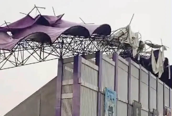 Kondisi Stadion Markas Persita rusak diterjang angin puting beliung pada Senin (30/3/2026) sore. Foto : Ist