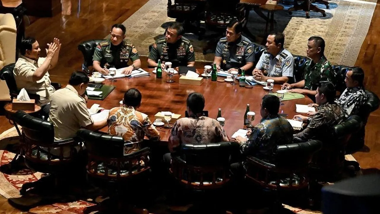 Presiden Prabowo rapat dengan para Menteri di Hambalang, Bogor. Foto : Ist