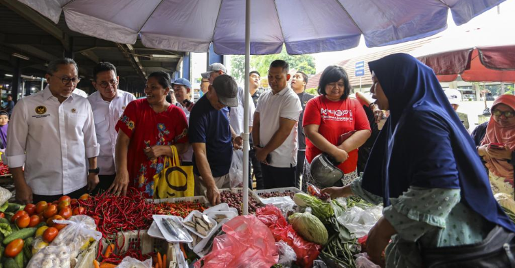 Menteri Koordinator Bidang Pangan Zulkifli Hasan (kiri) didampingi Menteri Perdagangan Budi Santoso (kedua kiri) saat sidak di Pasar Tradisional Pasar Minggu. Foto : Ist