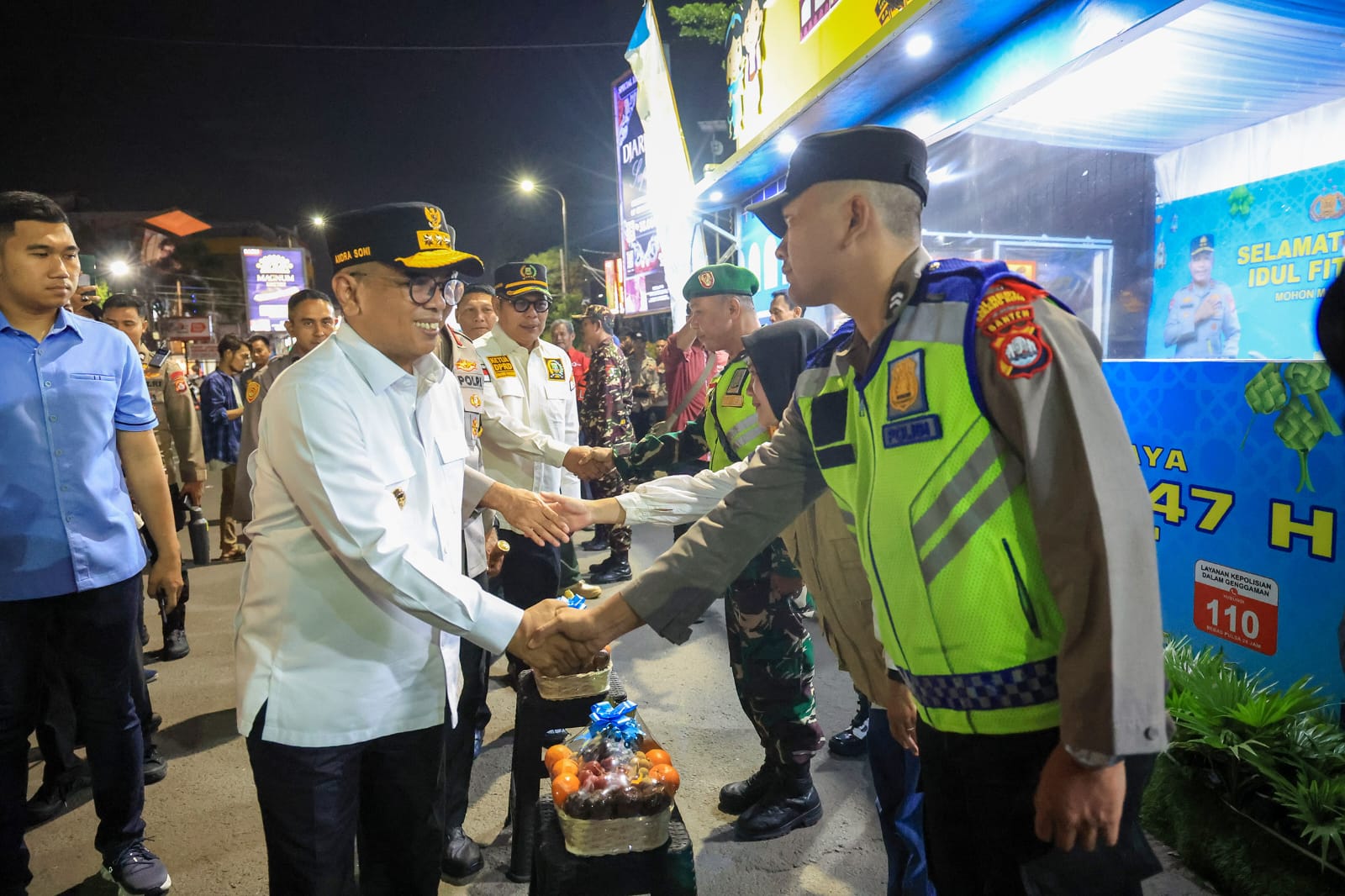 Gubernur Andra Soni memberikan apresiasi Relawan Pos Pengamanan Lebaran di Kota Serang. Foto : Humas Pemprov