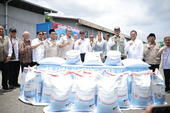 Mentan Andi Amran Sulaiman saat acara melepas ekspor perdana beras Cadangan Beras Pemerintah (CBP) premium sebanyak 2.280 ton ke Arab Saudi. di Gudang Perum Bulog pada Rabu (4/3/2026). Foto : Ist