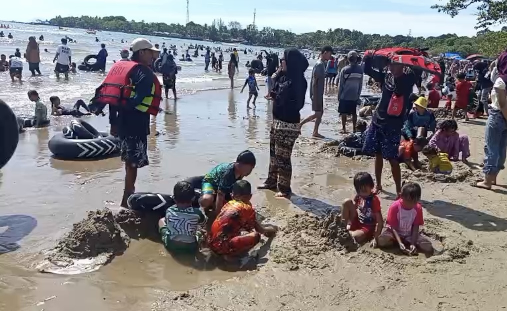 Saat momen libur hari raya Idul Fitri 1447 Hijriyah, wisatawan anak-anak terlihat asyik bermain pasir di kawasan pantai Pasir Putih Carita, Kabupaten Pandeglang, Selasa (24/3).