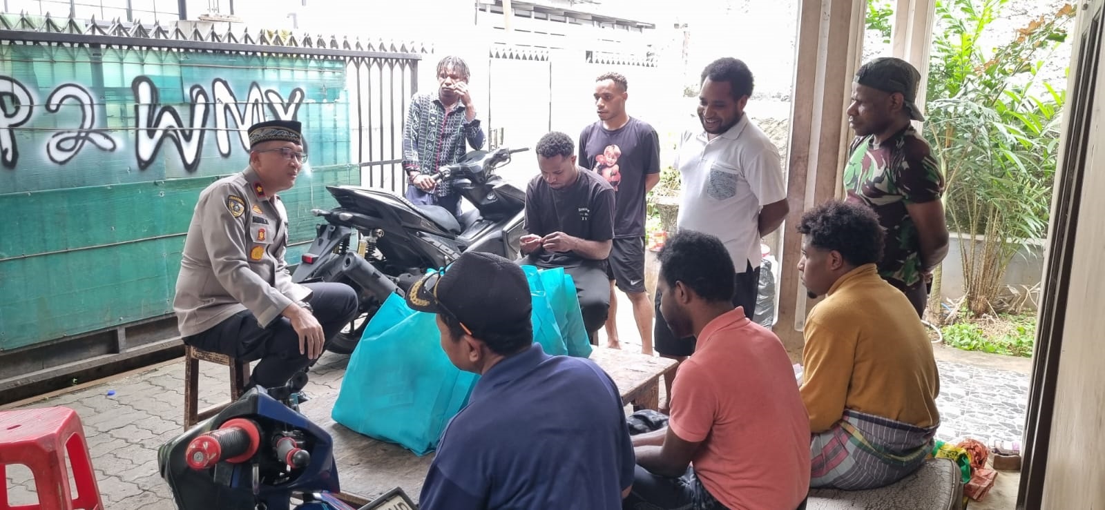 BERBAGI. Momen jajaran Polsek Ciputat Timur saat berbagi bersama mahasiswa Papua di Tangsel  yang tidak mudik saat libur lebaran, Rabu (25/3).