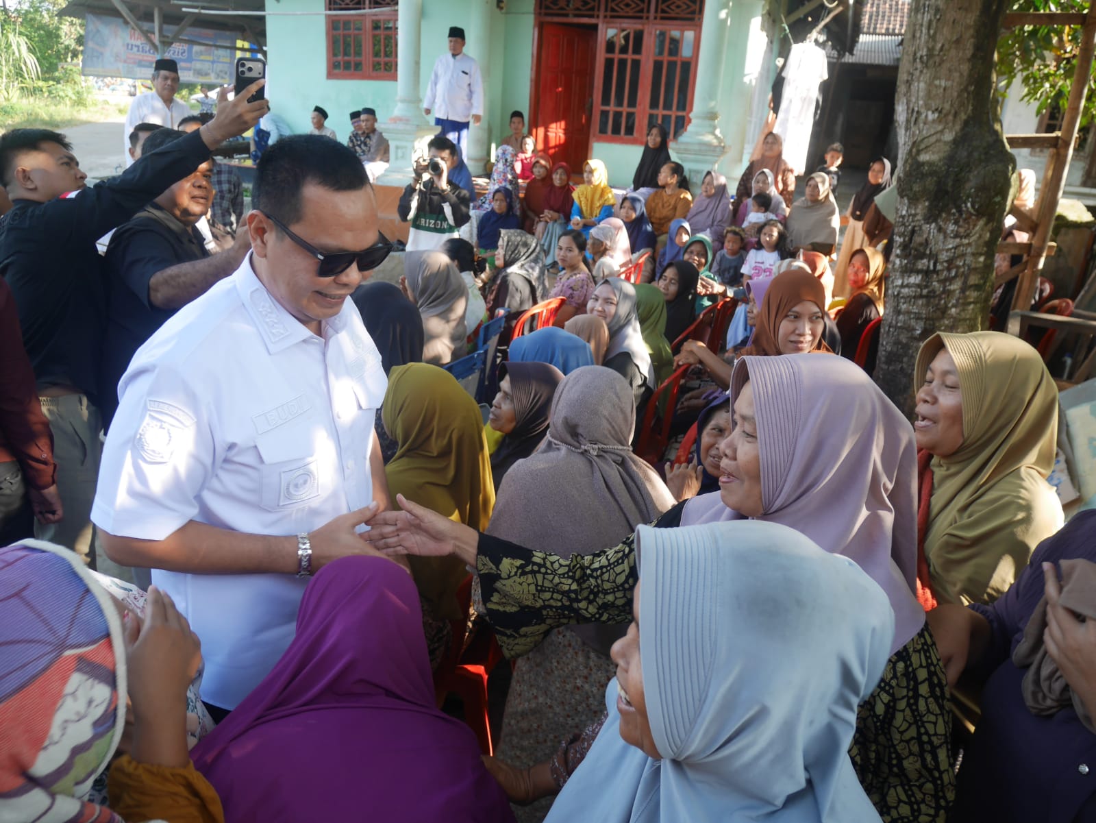 Wali Kota Serang, Budi Rustandi menyapa warga Kampung Kalitanjung, Desa Kemanisan, Kecamatan Curug.(Ari Supriadi/tangselpos.id)
