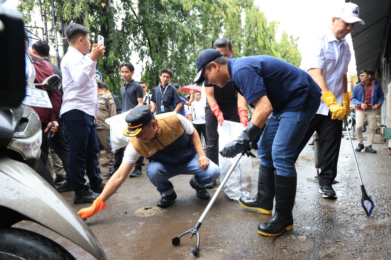Sekda Banten Deden Apriandhi (kaos biru) dan Menteri Lingkungan Hidup, Hanif Faisol Nurofiq (rompi coklat) pada Gerakan Banten ASRI yang digelar di Pasar Induk Rau dan kawasan Royal Baroe, Kota Serang, Jumat (27/3). Foto : Humas Prov