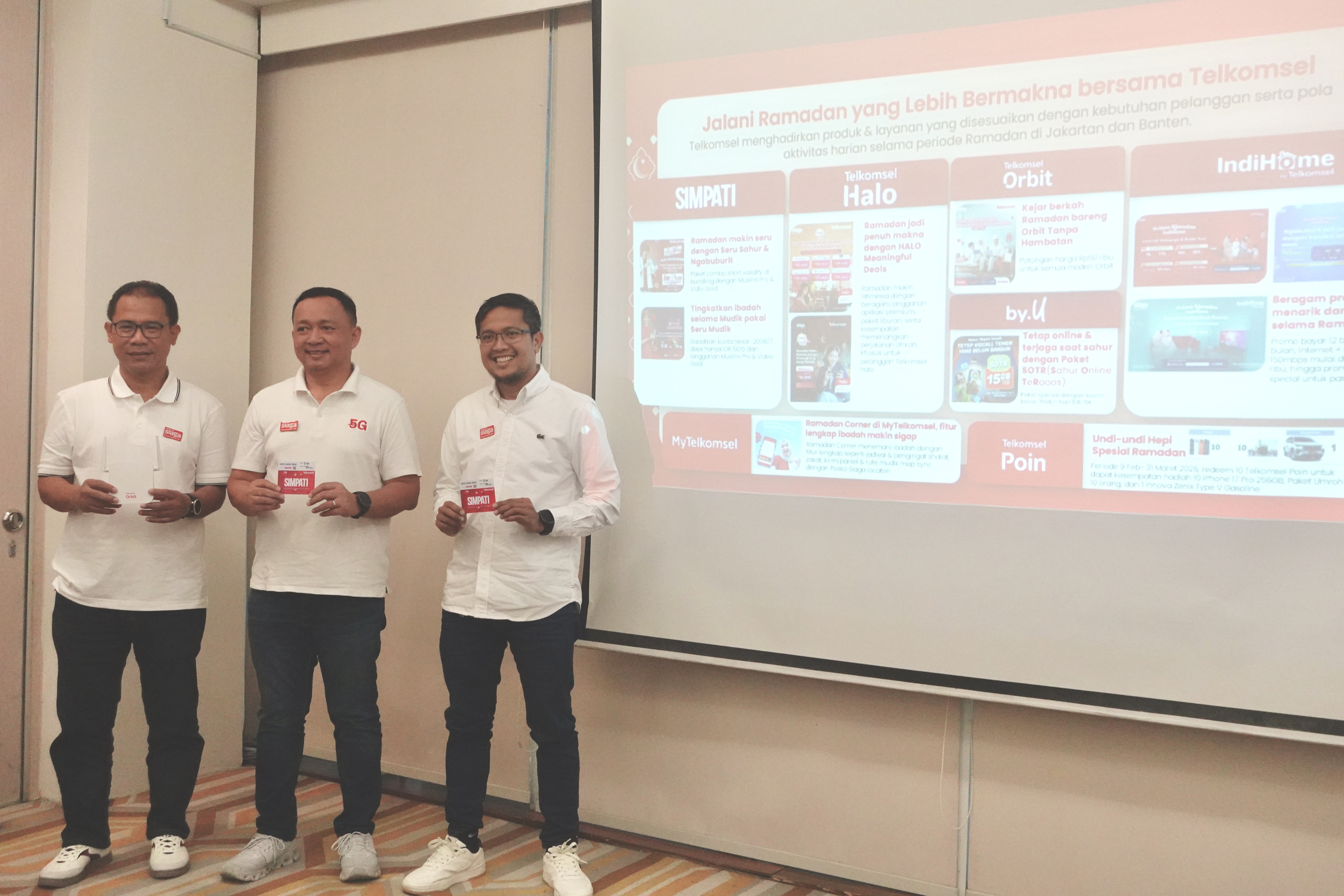 General Manager Mobile Consumer Business Region Jakarta and Banten Telkomsel, Khairil I. Partomuan, General Manager Region Network Operations and Productivity Jakarta and Banten Telkomsel, Ade Mulyono, dan General Manager Household Consumer Business Region Jakarta and Banten Telkomsel, Mustakim Wahyudi dalam Update Media terkait program-program Telkomsel pada momen Ramadan dan Idulfitri (RAFI) 2026, di salah satu hotel di Kota Tangerang Selatan, Kamis (5/3/2026).(Istimewa)