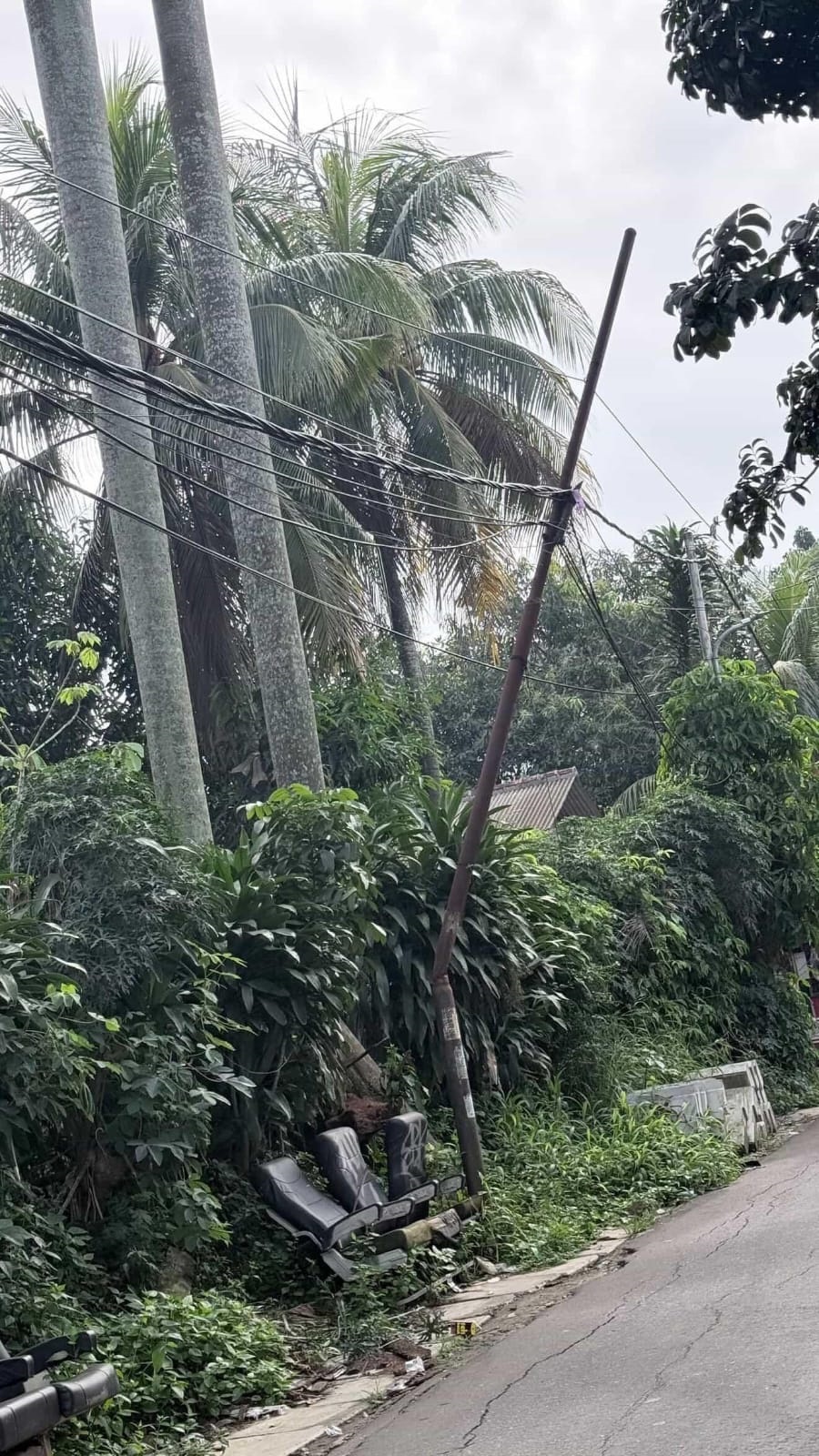 TIANG. Kondisi tiang yang nyaris ambruk di Reni Jaya, Pamulang.