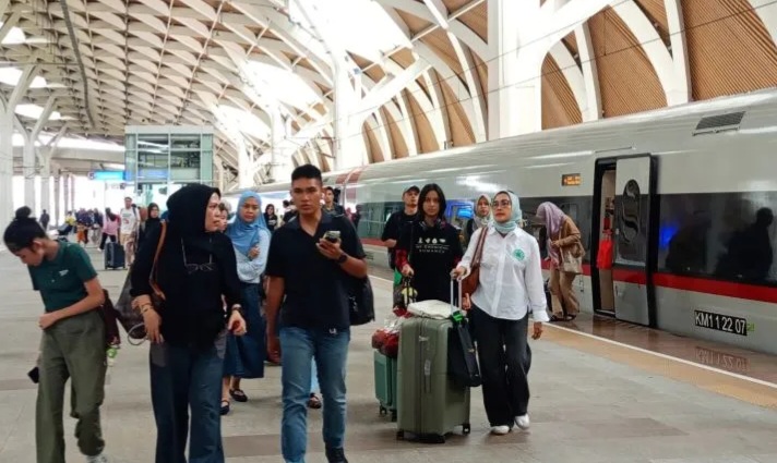 Penumpang Whoosh dari Bandung saat tiba di Terminal Halim. Foto : Ist