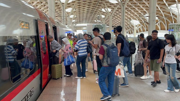 Antrian penumpang Whoosh di Stadiun Halim. Foto : Ist