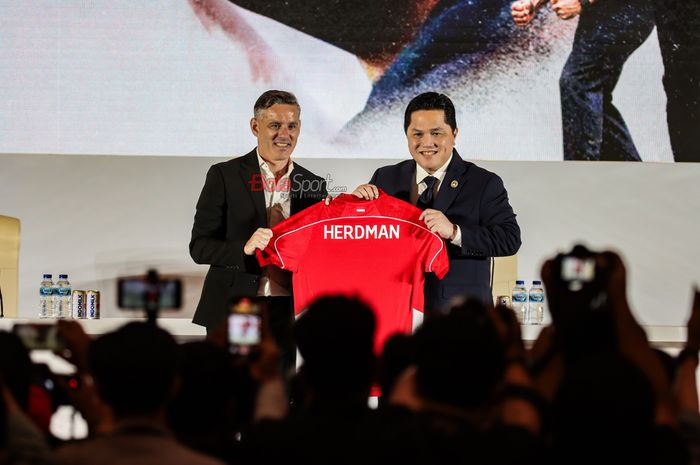 Ketum PSSI Erick Thohir dan Pelatih PSSI John Herdman. Foto : Ist