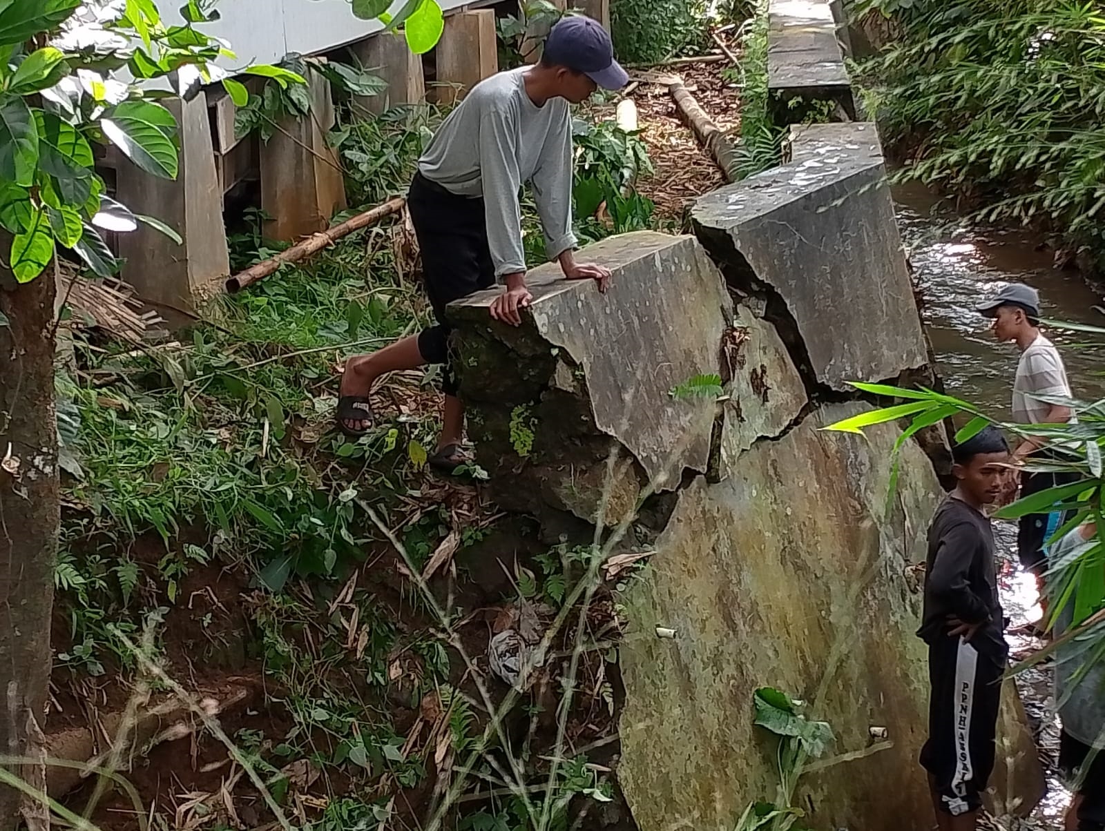 AMBRUK. Kondisi TPT di samping Ponpes Asshiddiqyah Panjangjaya, tepatnya di Kampung Situ Gahru, Desa Panjangjaya, Kecamatan Mandalawangi, Kabupaten Pandeglang, ambruk tergerus longsor, beberapa waktu lalu.