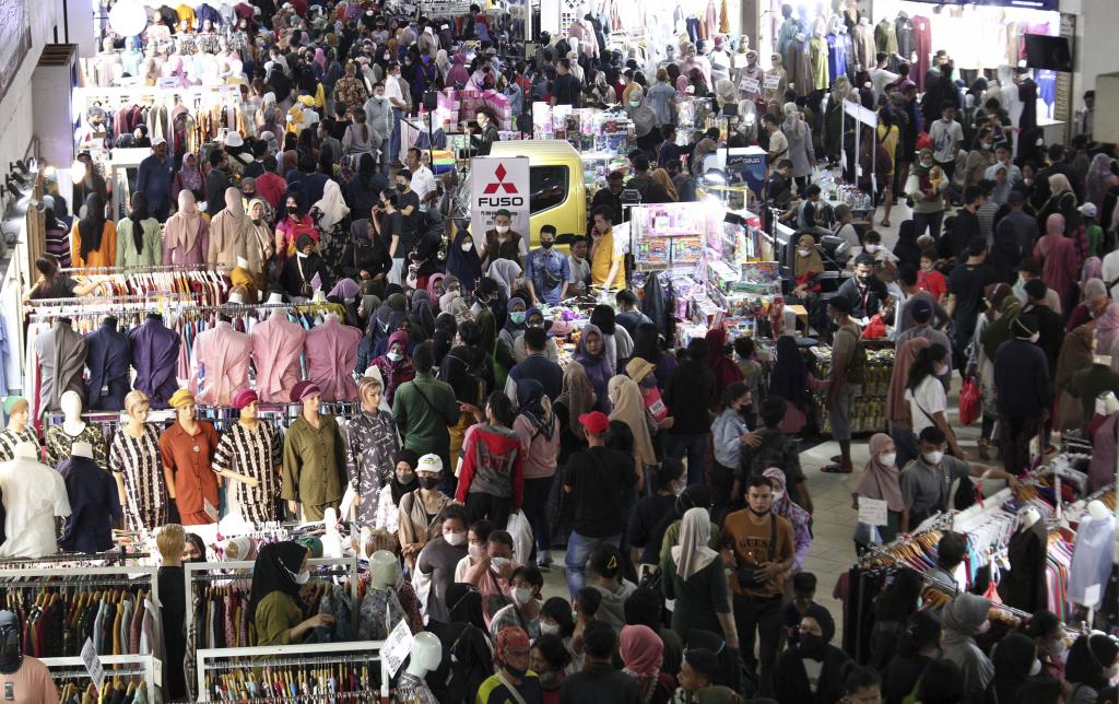 Pasar Tanah Abang ramai oleh orang yang mau belanja kebutuhan Lebaran. Foto : Ist