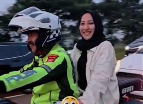 Wanita yang usai salat Subuh ketinggalan rombongan di Rest Area KM 130 minta bantuan Polisi untuk diantarkan ke rombongannya. Foto : Ist