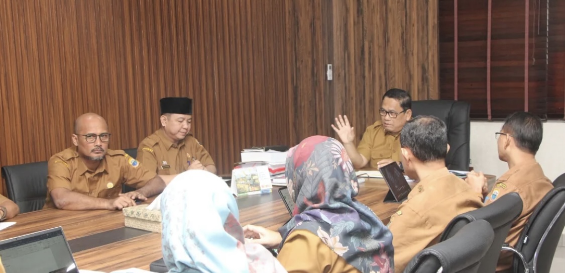 EVALUASI. Wabup Lebak Amir Hamzah sedang memimpin rapat evaluasi PAD dengan jajaran DHL Lebak, di ruang kerja Wabup Lebak, Senin (9/3).