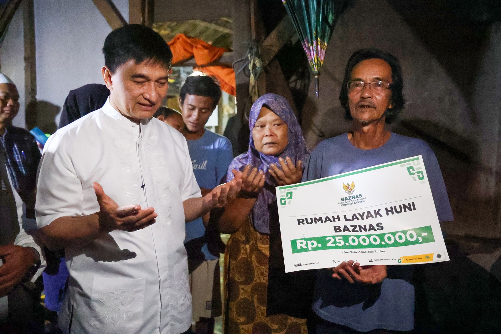 Wagub Banten Dimyati Natakusumah bantuan perbaikan Rumah Tidak Layak Huni (RTLH) di Kabupaten Pandeglang. Foto : Ist