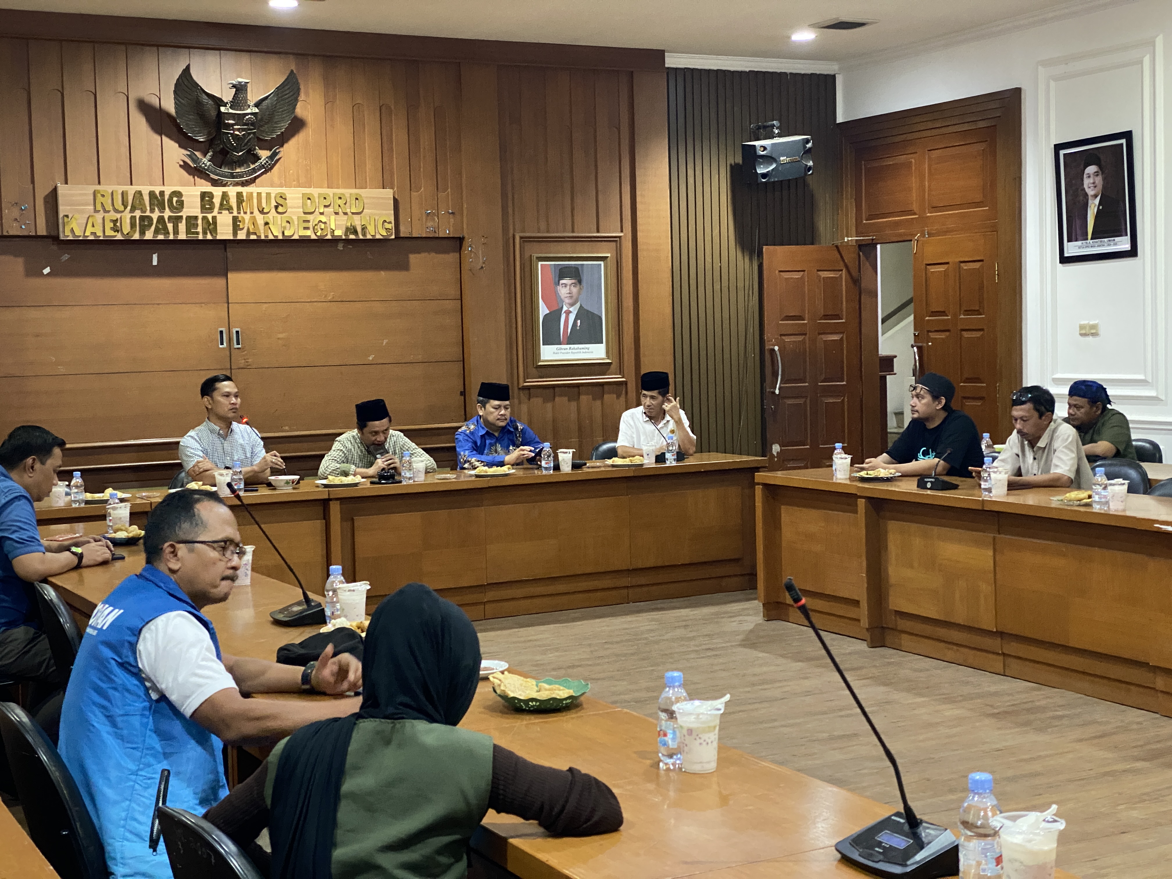 SILATURAHMI. Pimpinan DPRD Pandeglang dan Sekretariat DPRD Pandeglang, sedang melakukan silaturahmi dengan sejumlah wartawan, di Ruang Bamus DPRD Pandeglang, Rabu (11/3).