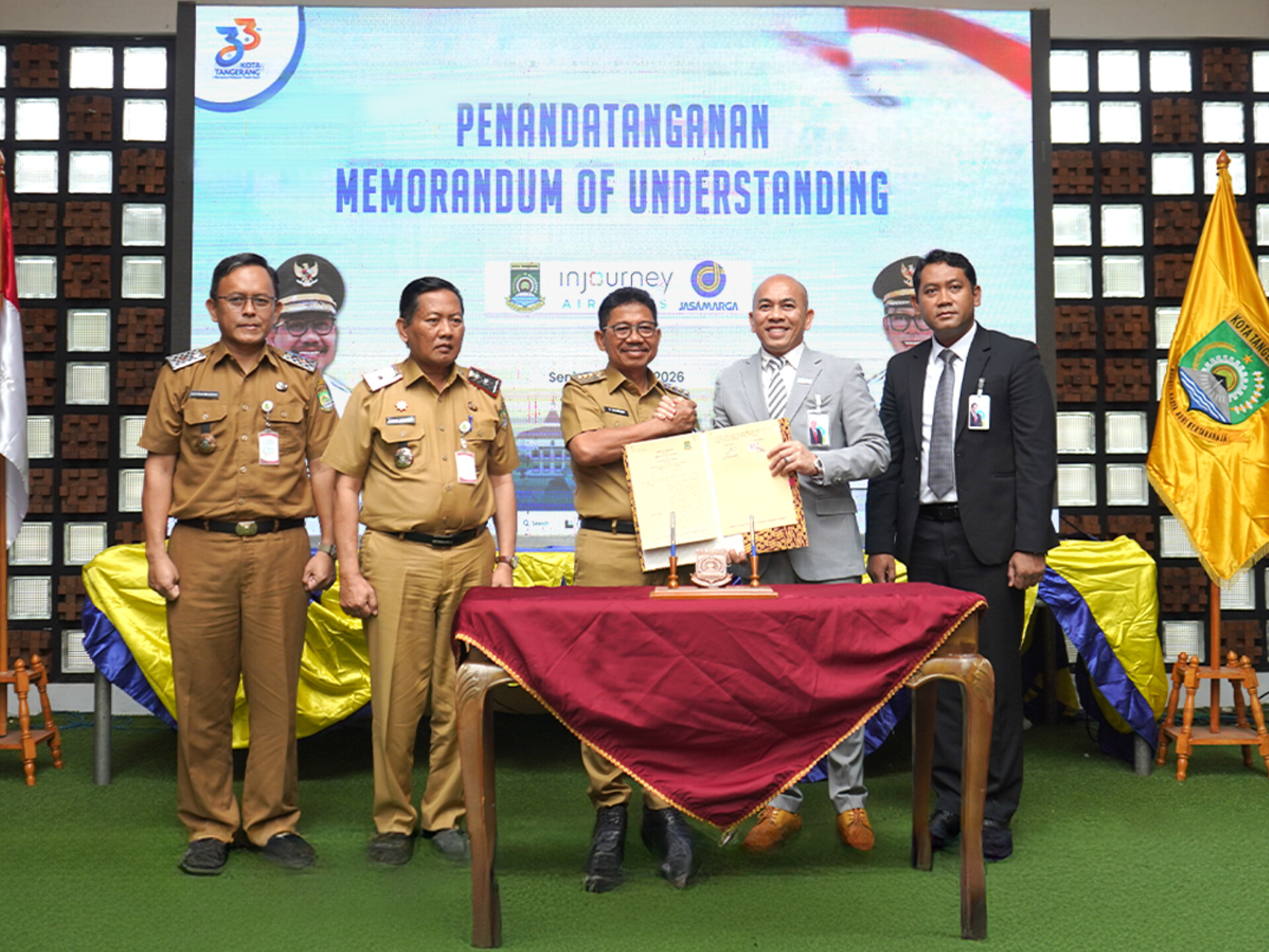 Wali Kota Tangerang Sachrudin berfoto bersama usai penandatanganan MoU pengembangan Simpang Susun Kunciran dengan InJourney Airports dan PT Jasa Marga (Persero) Tbk di Puspem Kota Tangerang, Senin (2/3/2026). (Dok. Alam Sutera)
