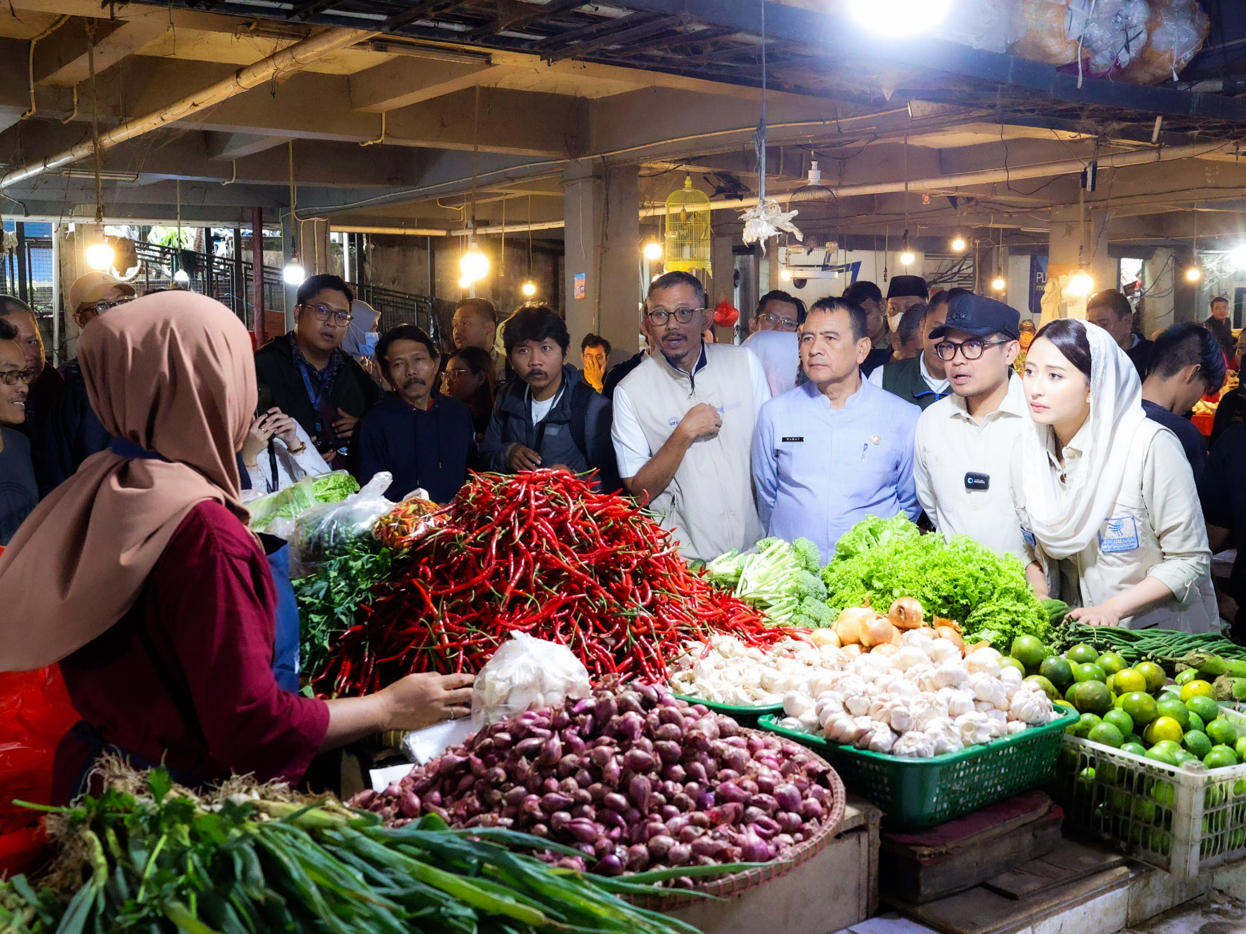 Wakil Menteri Perdagangan, Dyah Roro Esti Widya Putri, melakukan pemantauan harga bahan pokok di Pasar Ciputat, Jumat (6/3). (tangselpos.id/rmn)