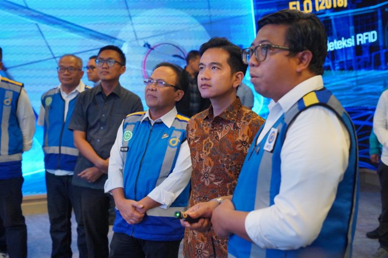 Wapres Gibran saat meninjau Jasa Marga Toll Road Command Centre (JMTC), Bekasi. Foto : Ist