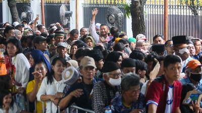 Antrian warga di halaman Istana untuk Lebaran dengan Presiden Prabowo pada Sabtu (21/3/26). Foto : Ist