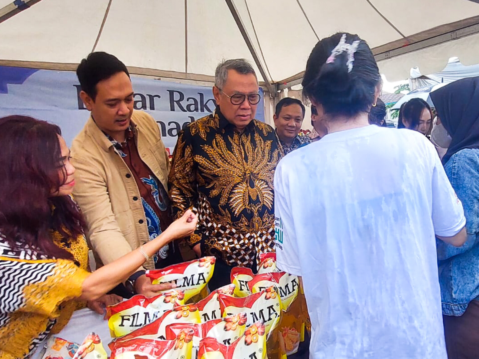 Benyamin saat menyapa warga di Bazar Ramadan, Kecamatan Pondok Aren, Kamis (5/3). (tangselpos.id/rmn)