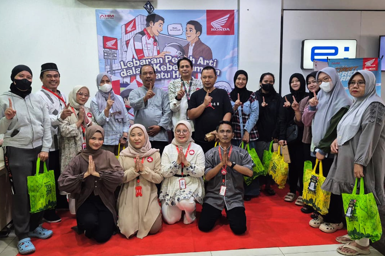 Santunan jelang Lebaran dilaksanakan PT WahanaArtha Ritelindo.(ist)