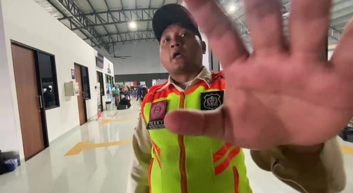 MELARANG. Salah seorang petugas keamanan stasiun Rangkasbitung, sedang melarang sejumlah wartawan dari berbagai media melakukan peliputan arus mudik di area luar Stasiun Ultimate Rangkasbitung, Kabupaten Lebak, Minggu (15/3).