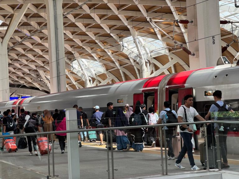 Kereta Whoosh di Stasiun Halim. Foto : Ist
