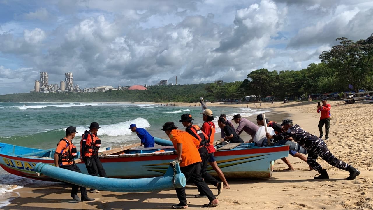 Tim SAR Gabungan hendak melakukan pencarian terhadap korban tenggelam digulung ombak di pantai Kayakas Pulo Manuk, Desa Darmasari, Kecamatan Bayah, Kabupaten Lebak, Rabu (25/3).