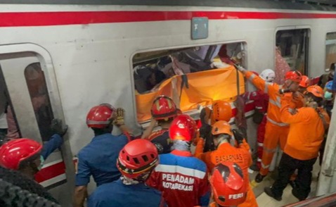 Petugas gabungan saat mengevakuasi korban tabrakan kereta. Foto : Ist