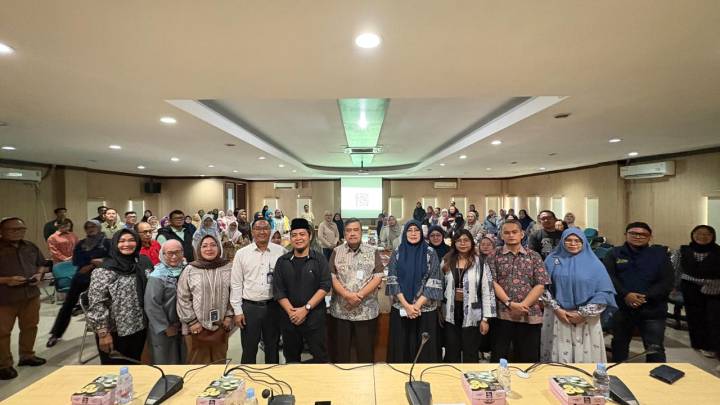 Foto bersama kegiatan Pelatihan Digitalisasi Usaha Mikro Kecil Menengah (UMKM) di Gedung Cisadane, Kecamatan Karawaci, Kota Tangerang, Kamis (16/4).