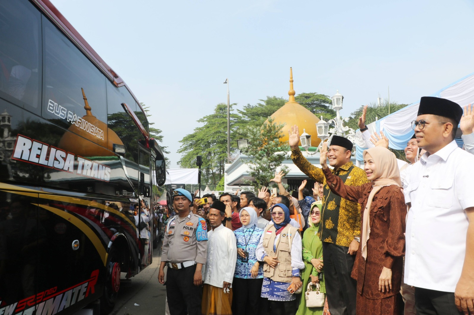 Gubernur Banten, Andra Soni dan Bupati Serang Ratu Rachmatuzakiyah melepas keberangkatan 392 jemaah calon haji kloter 3 asal Kabupaten Serang, di halaman Pendopo Bupati pada Kamis (23/4). HUMAS PEMKAB SERANG