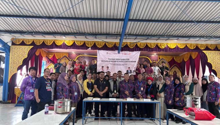 Pegawai Dinas Perikanan Kabupaten Tangerang berfoto bersama usai memberikan pelatihan ragam olahan ikan kepada 40 karyawan PT Adis pada Sabtu (11/4).