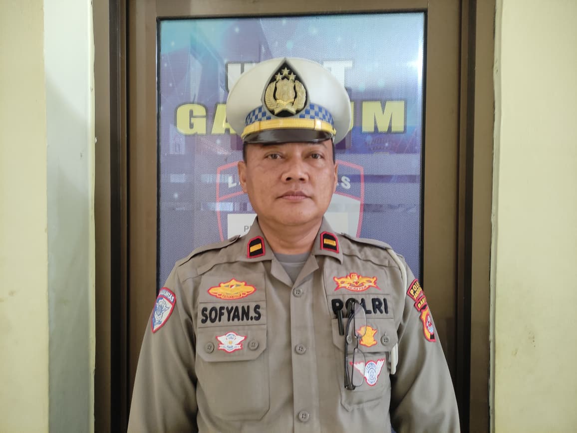 Kanit Gakkum Satlantas Polres Pandeglang, IPDA Sofyan Sopan, sedang diwawancara soal angka kecelakaan di triwulan pertama, di lingkungan Kantor Satlantas Polres Pandeglang, Selasa (14/4).
