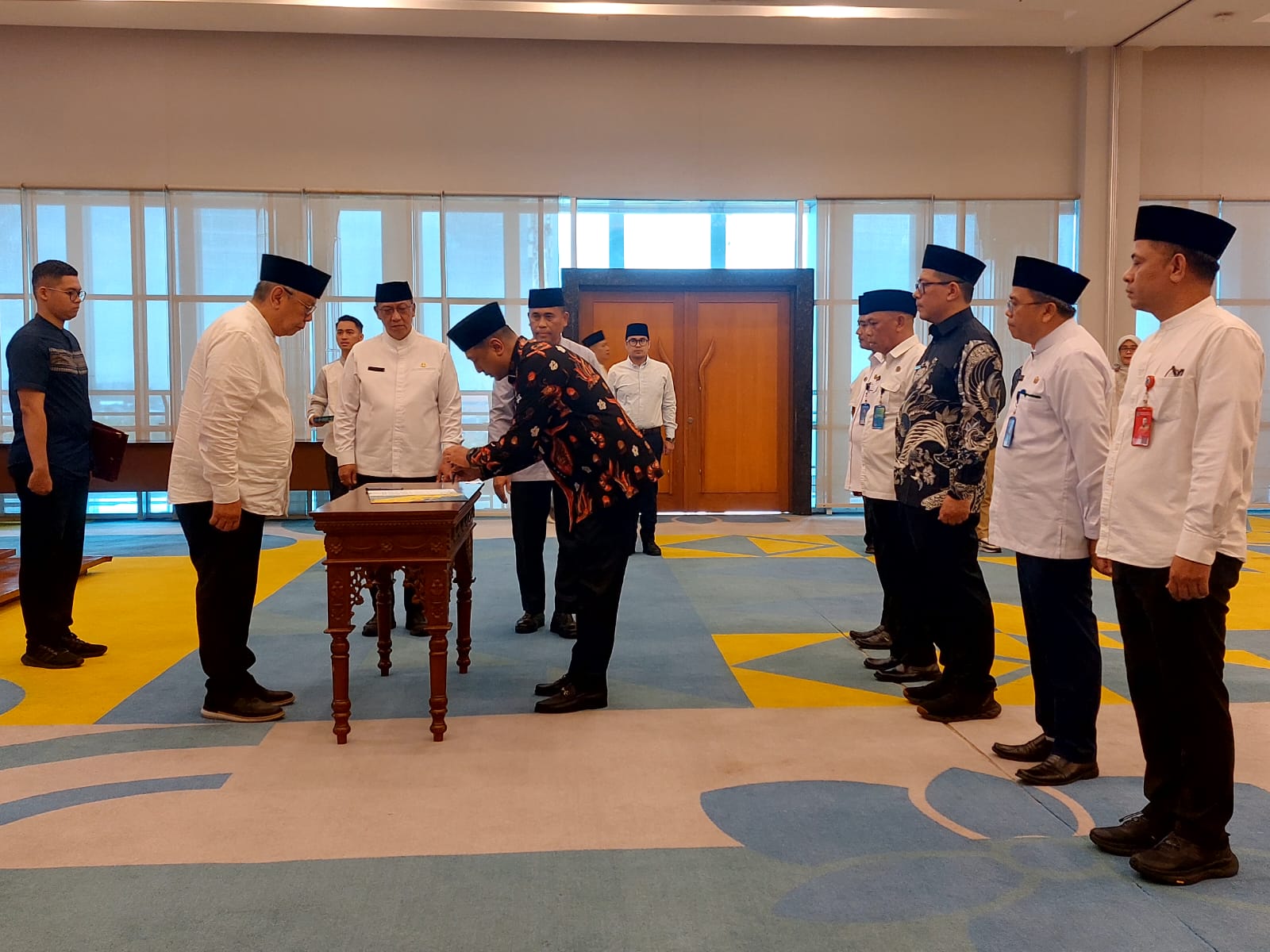 Wali Kota Tangsel, Benyamin Davnie saat melantik 5 kepala dinas dan satu Staf Ahli di Puspemkot Tangsel, Jumat (17/4).