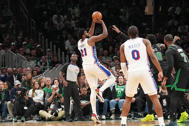 Joel Embiid menjadi kunci kemenangan Philadelphia 76ers saat menundukkan Boston Celtics di Game 5, menjaga asa dan memaksa seri berlanjut ke laga berikutnya. Foto : Ist